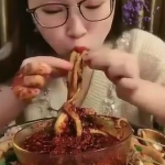 小姐姐大口吃爆辣海鲜,小姐姐挑战大口吃爆辣海鲜