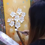 在小姐姐的脚上画颜料,小姐姐脚上的艺术盛宴